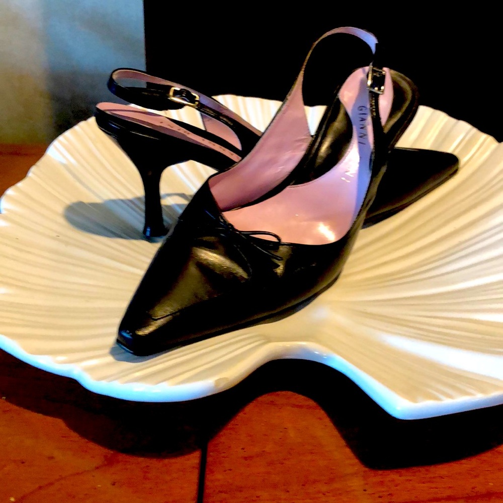 Gianni Bini black sling back heels